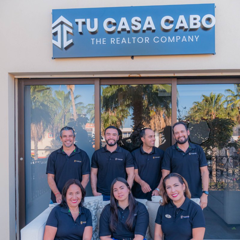 trabaja como agente inmobiliario en los cabos