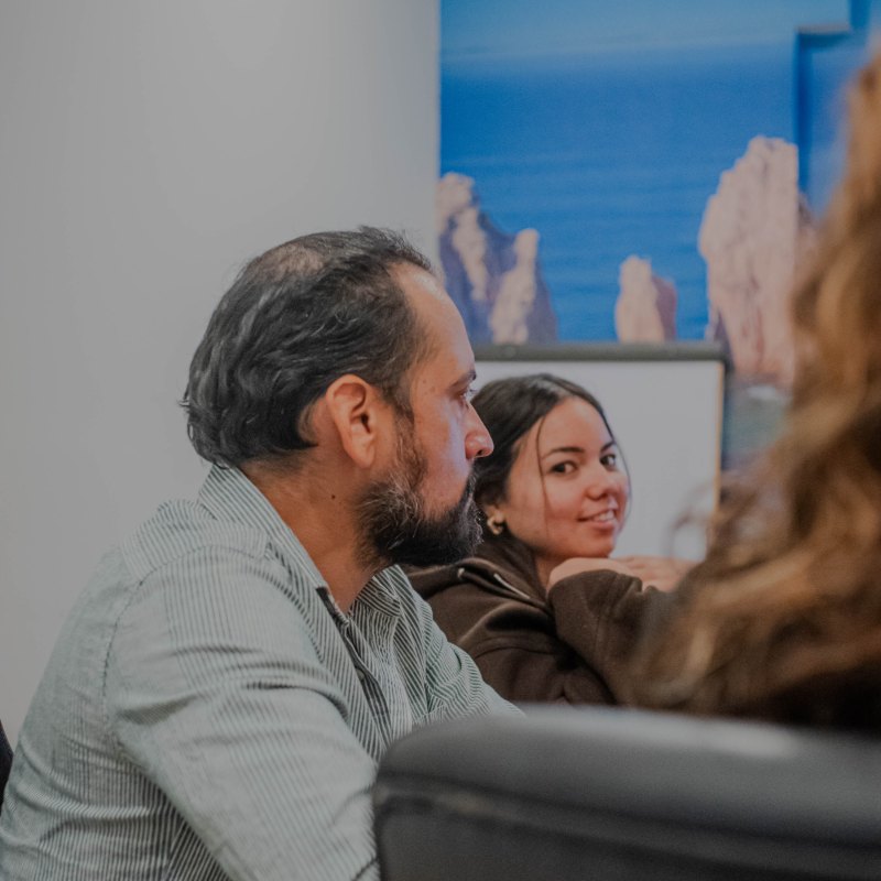 trabaja como agente inmobiliario