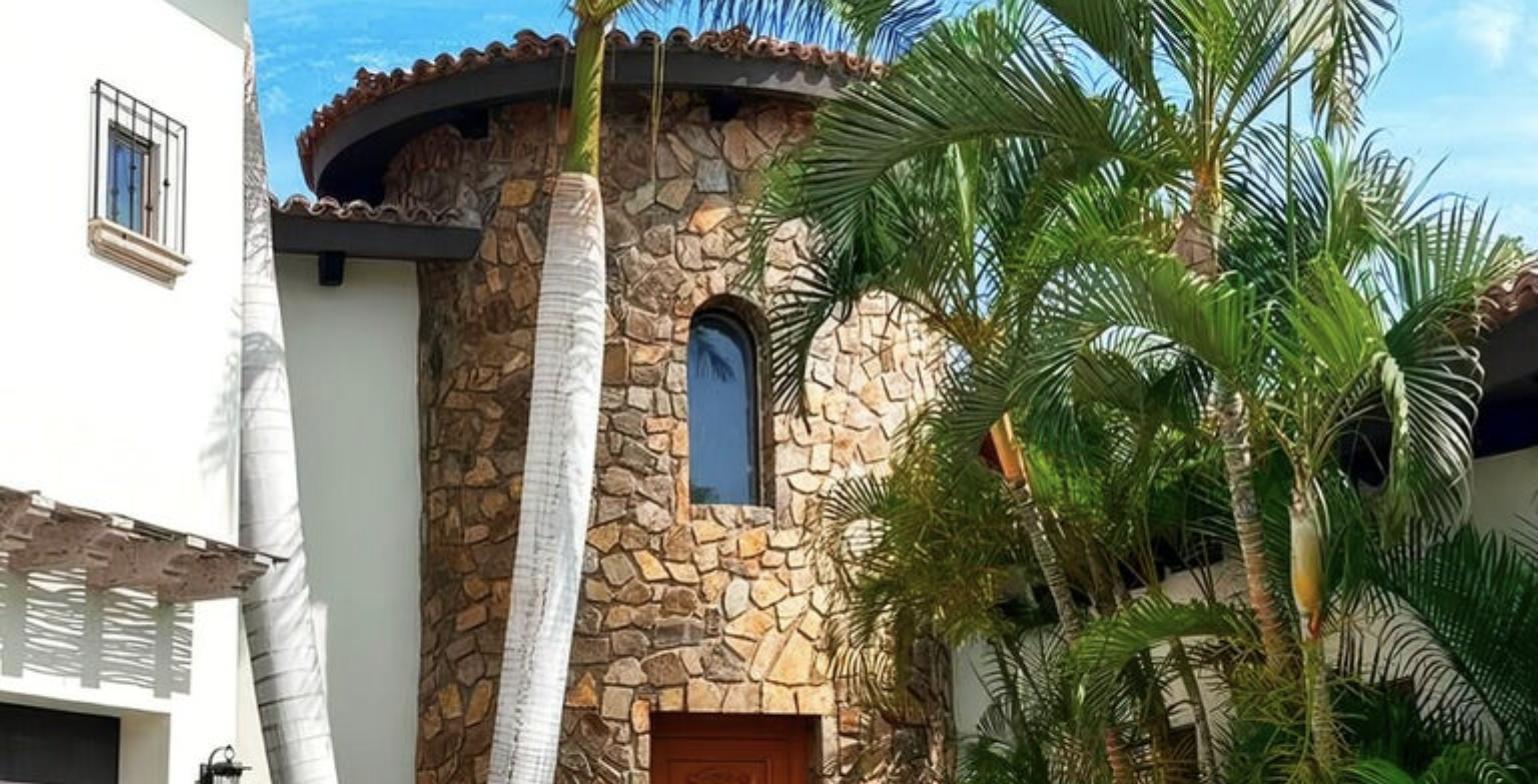 Fachada de piedra de una casa en Puerto Los Cabos, San Jose del Cabo