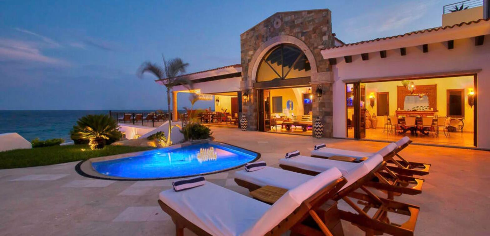 Casa frente al mar al atardecer en El Encanto de La Laguna