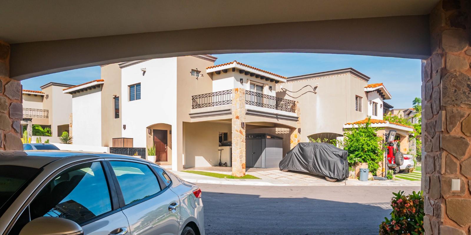 Quien me ayuda a comprar una casa en Cabo San Lucas, soy extranjero 